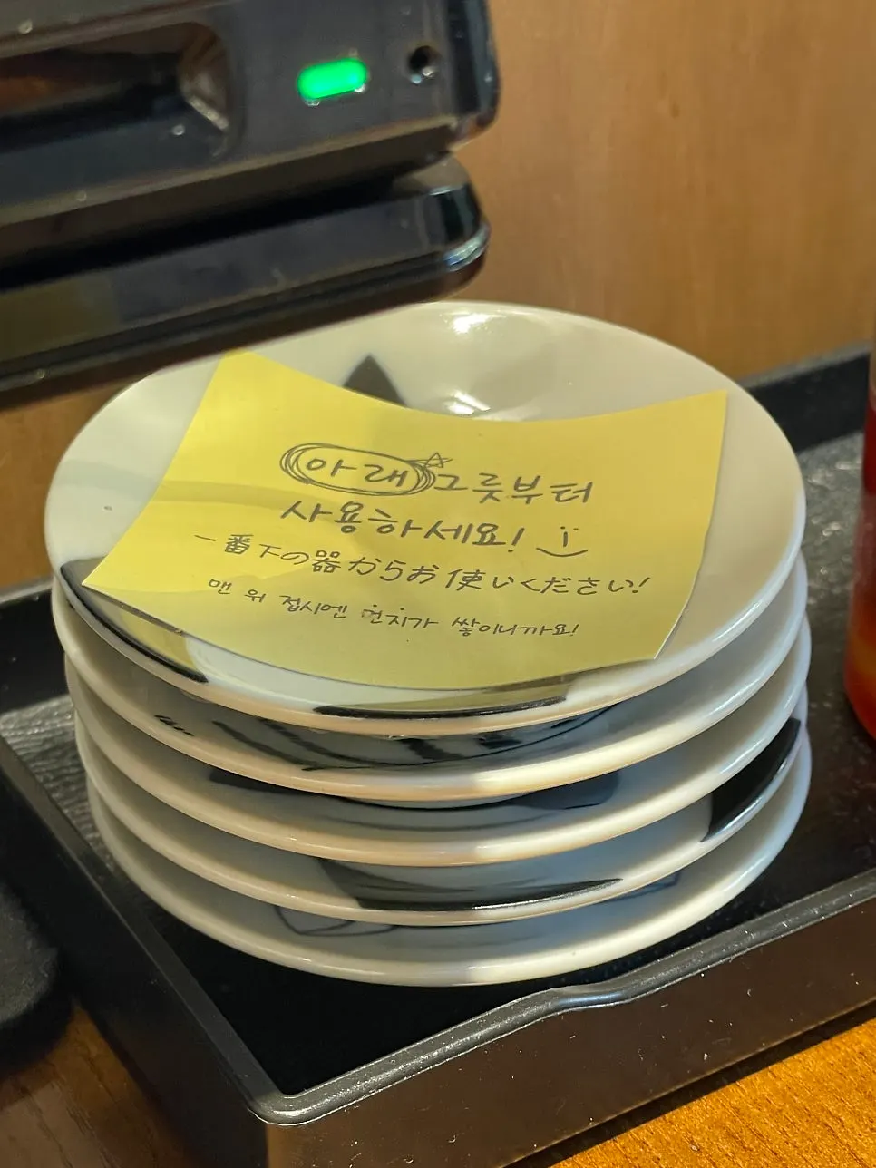 아기와 함께 앉은 멘지 4인 테이블