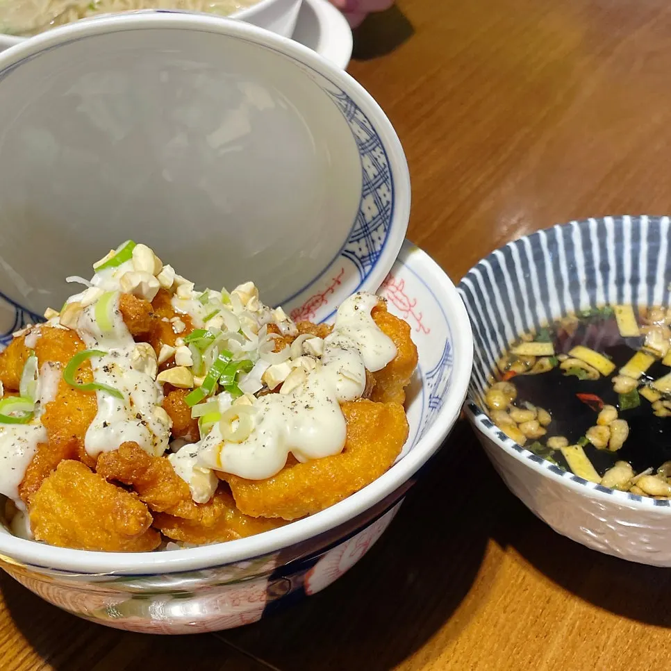 테이블 가득 차려진 라멘과 사이드 메뉴