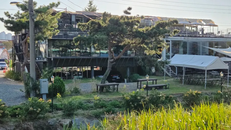 Bokkeriu's exterior seen from the Han River walking path