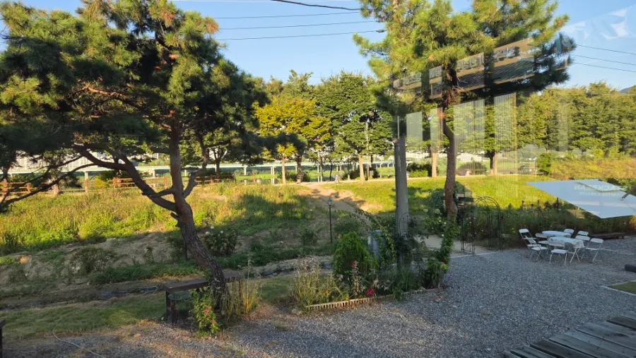 Bokkeriu's exterior surrounded by nature
