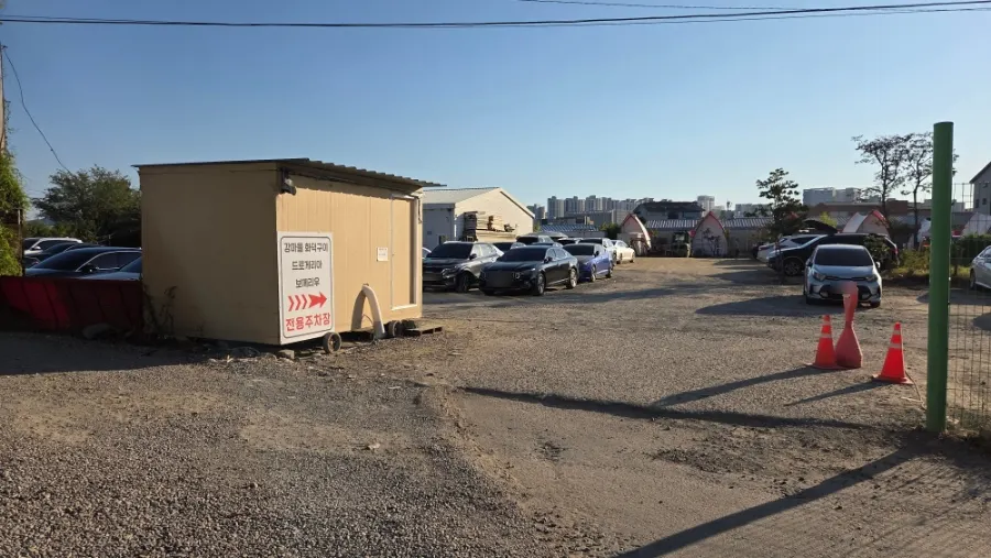 Bokkeriu's parking lot right in front of the restaurant