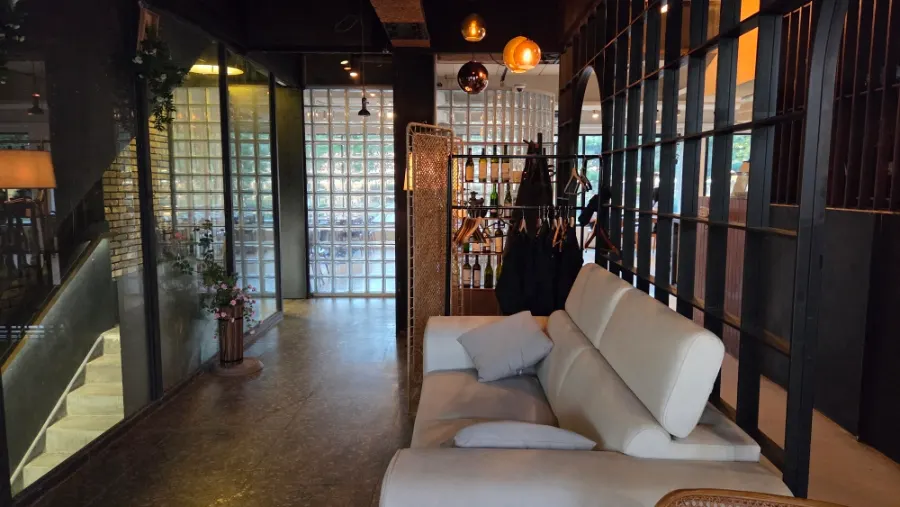 Interior of Bokkeriu's entrance waiting area