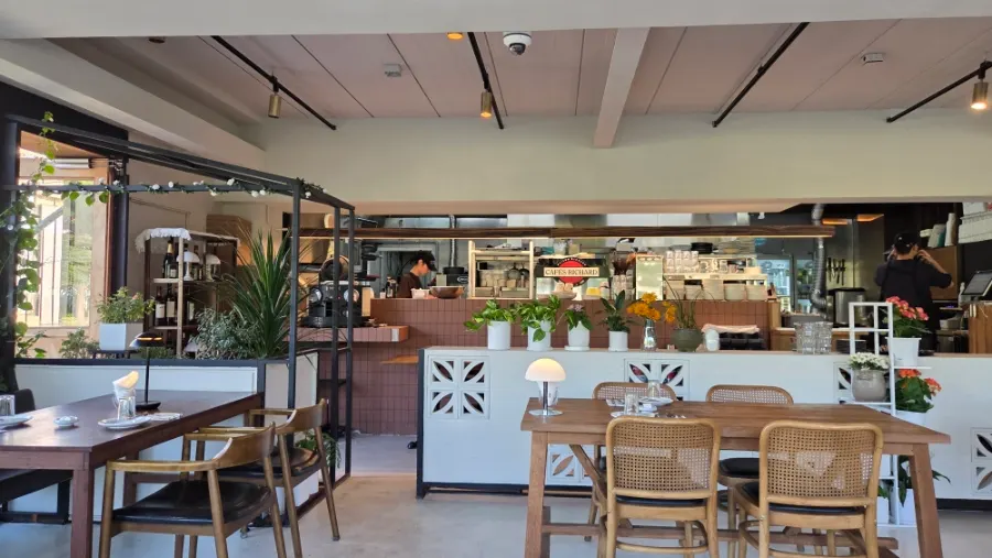 Bokkeriu's half-open kitchen