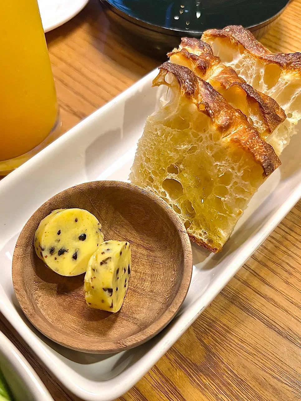 Table set with grapefruit ade and mango ade