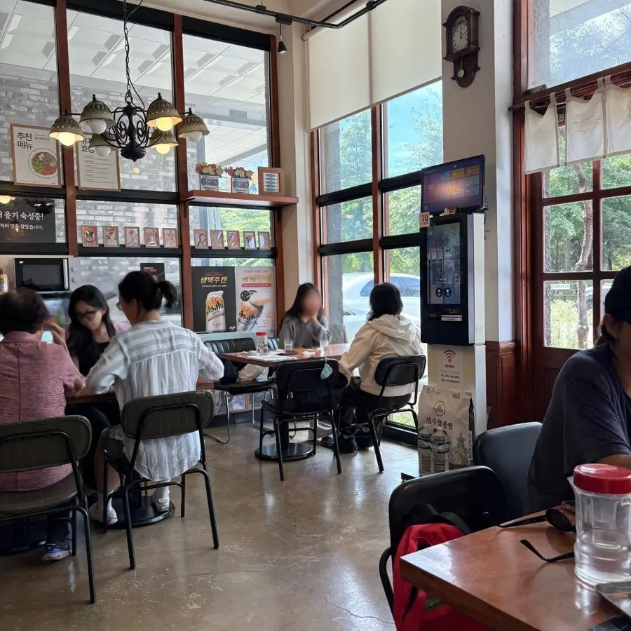 Roi Sikdang seats filled with lunchtime customers