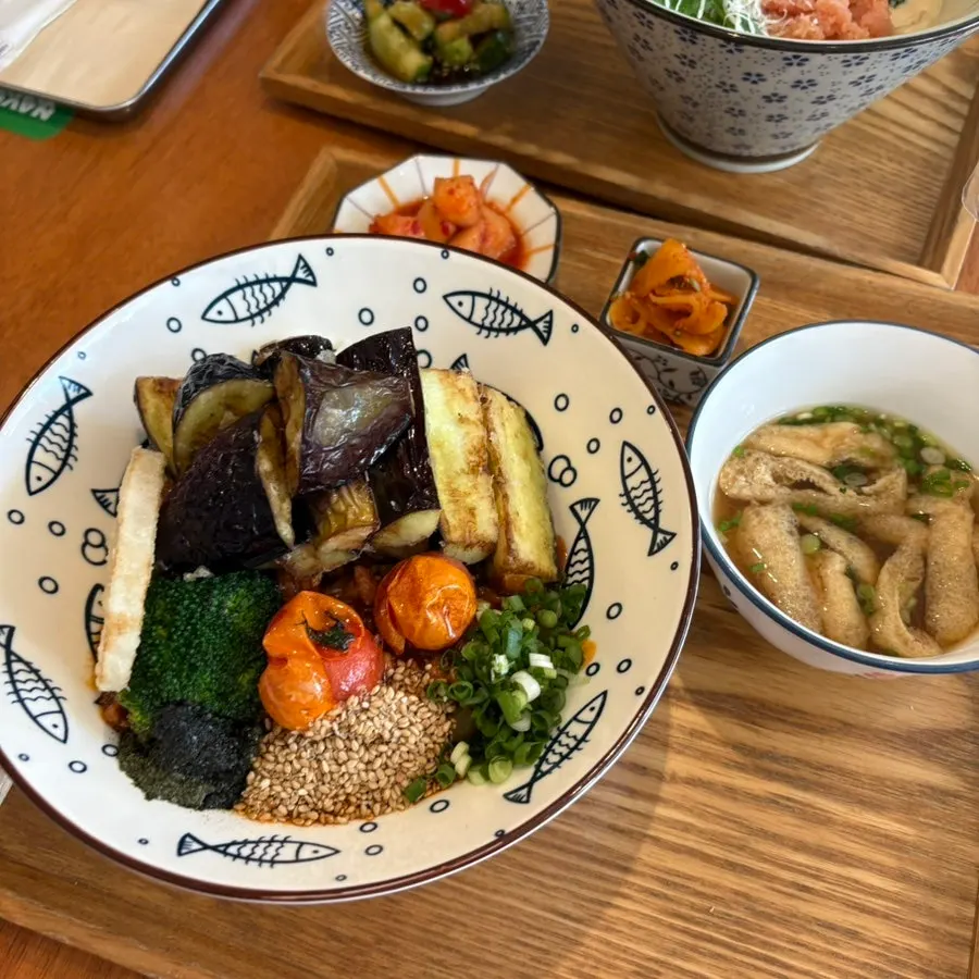 Rice bowl and pasta served at the same time