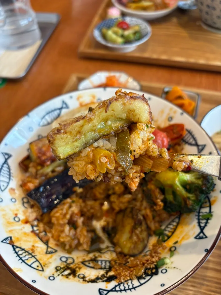 Rice bowl served with eggplant tempura