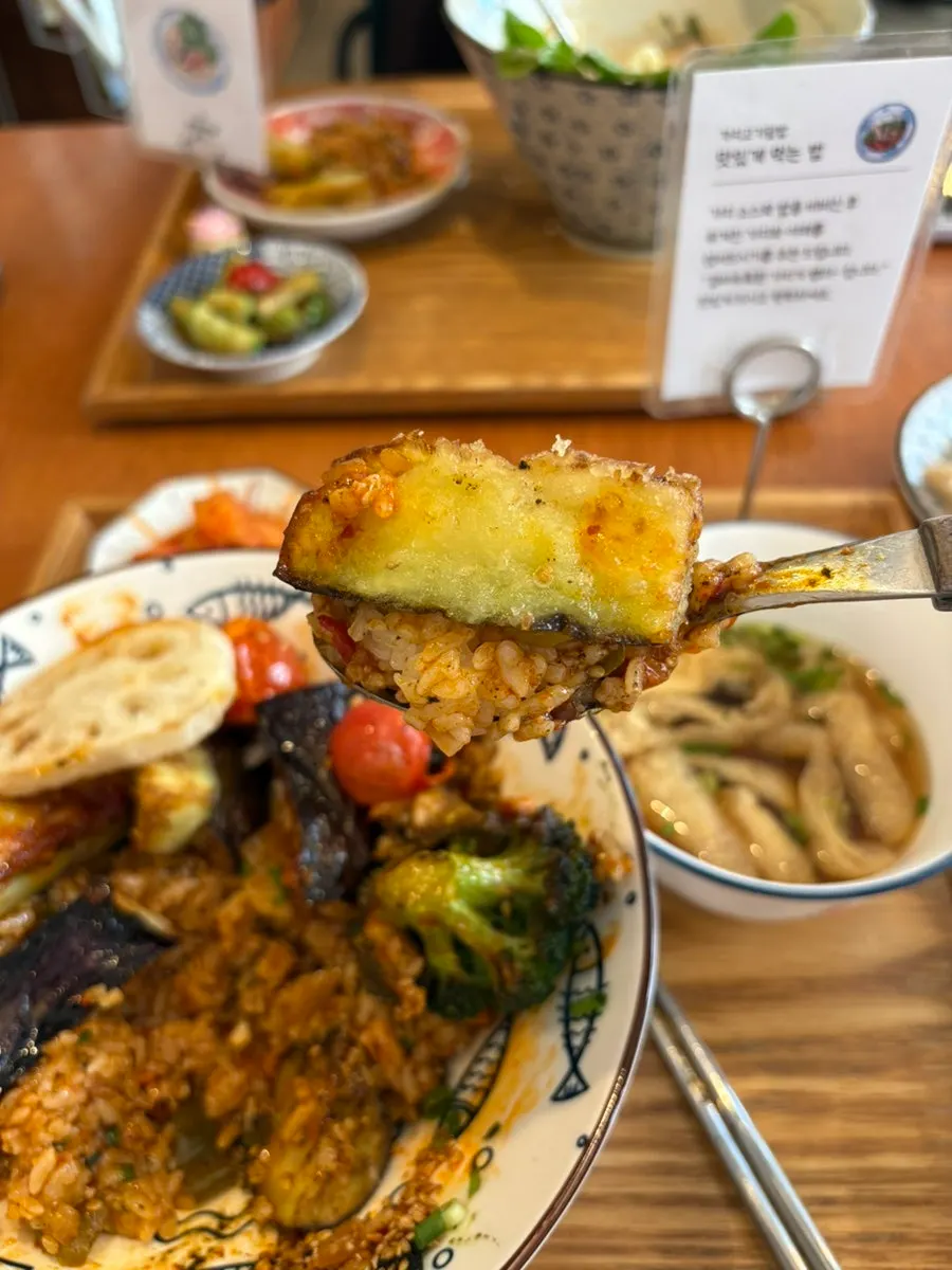 Eggplant tempura meat rice bowl with tomato and broccoli