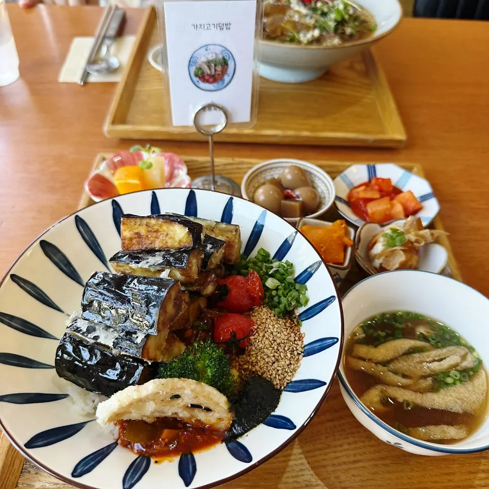 차려진 로이식당 한 상