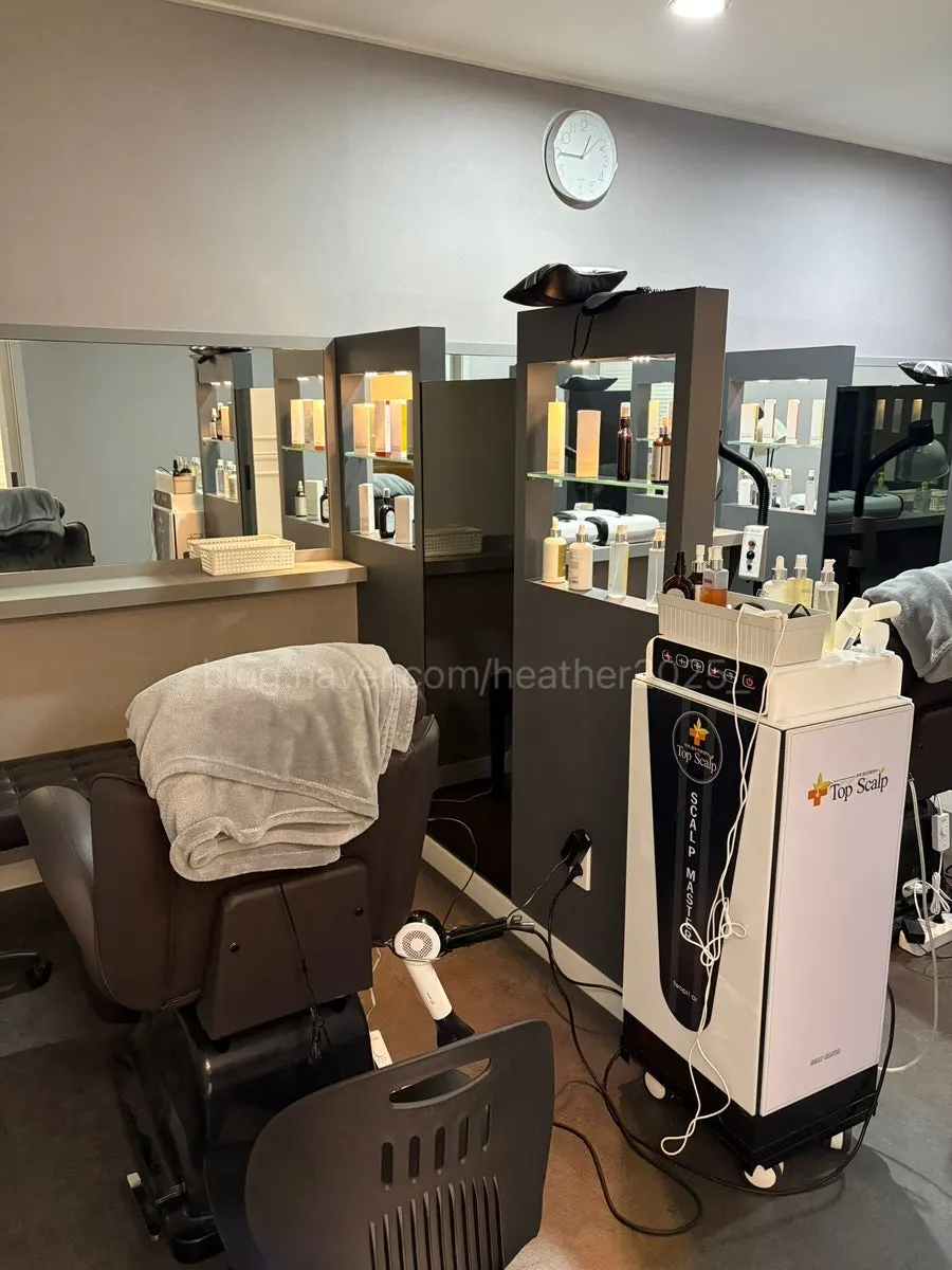 Hair-tidying area in the women’s changing room