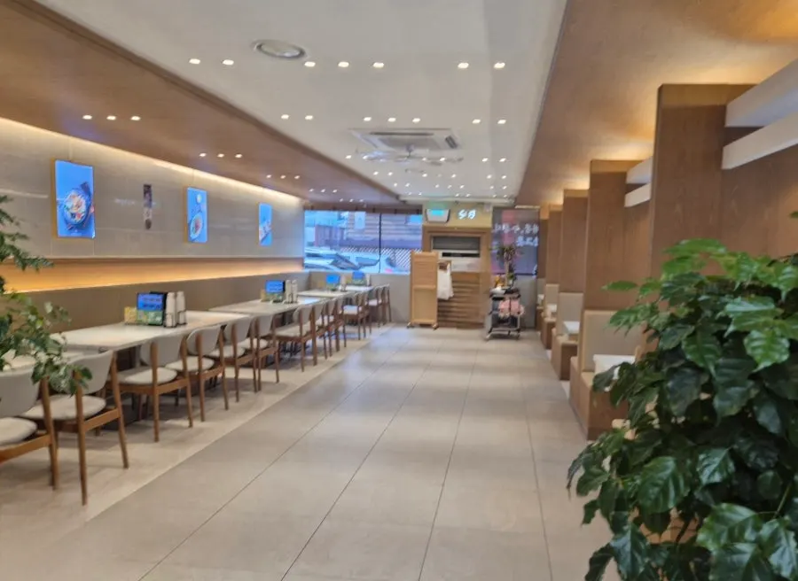 Comfortably spaced inner table seating