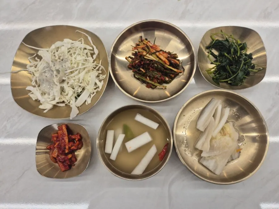 Six basic side dishes including green onion kimchi and dried radish salad