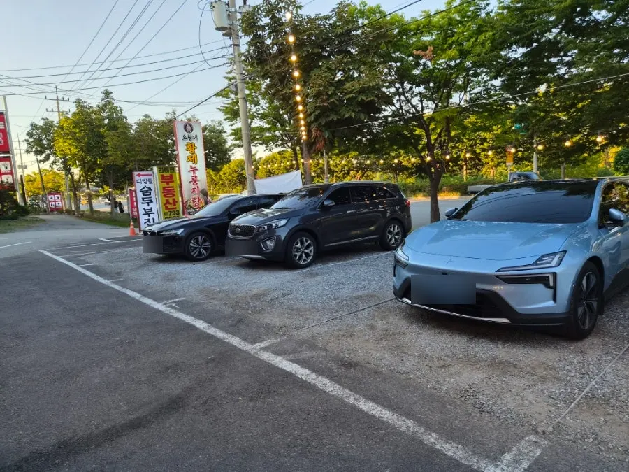 Wide parking area in front of the restaurant