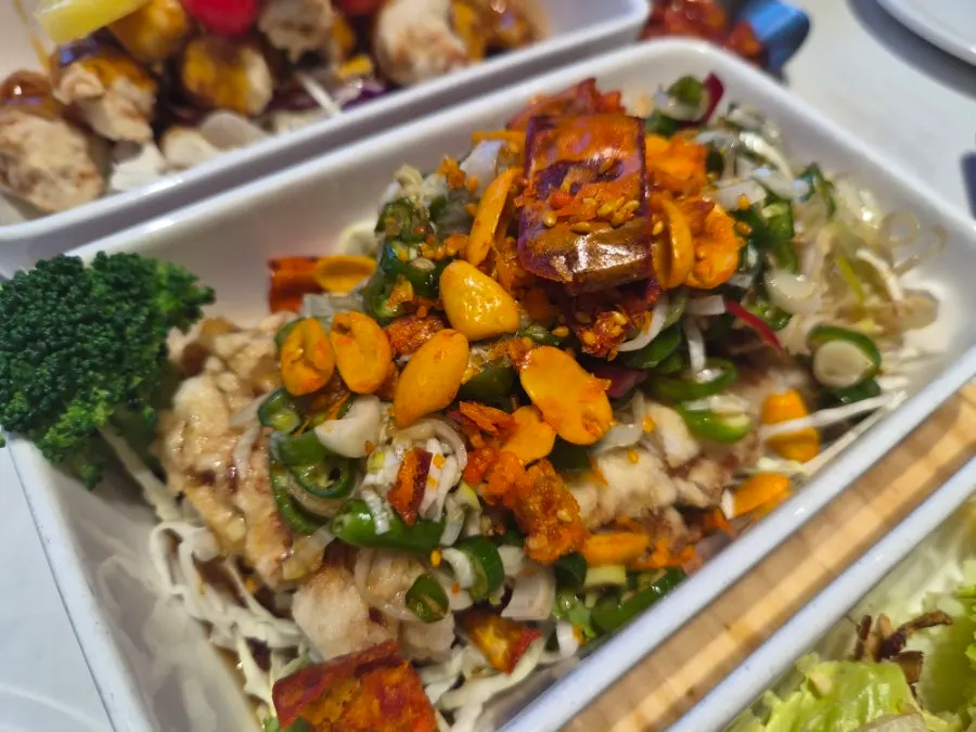 Yurinki topped generously with vegetables