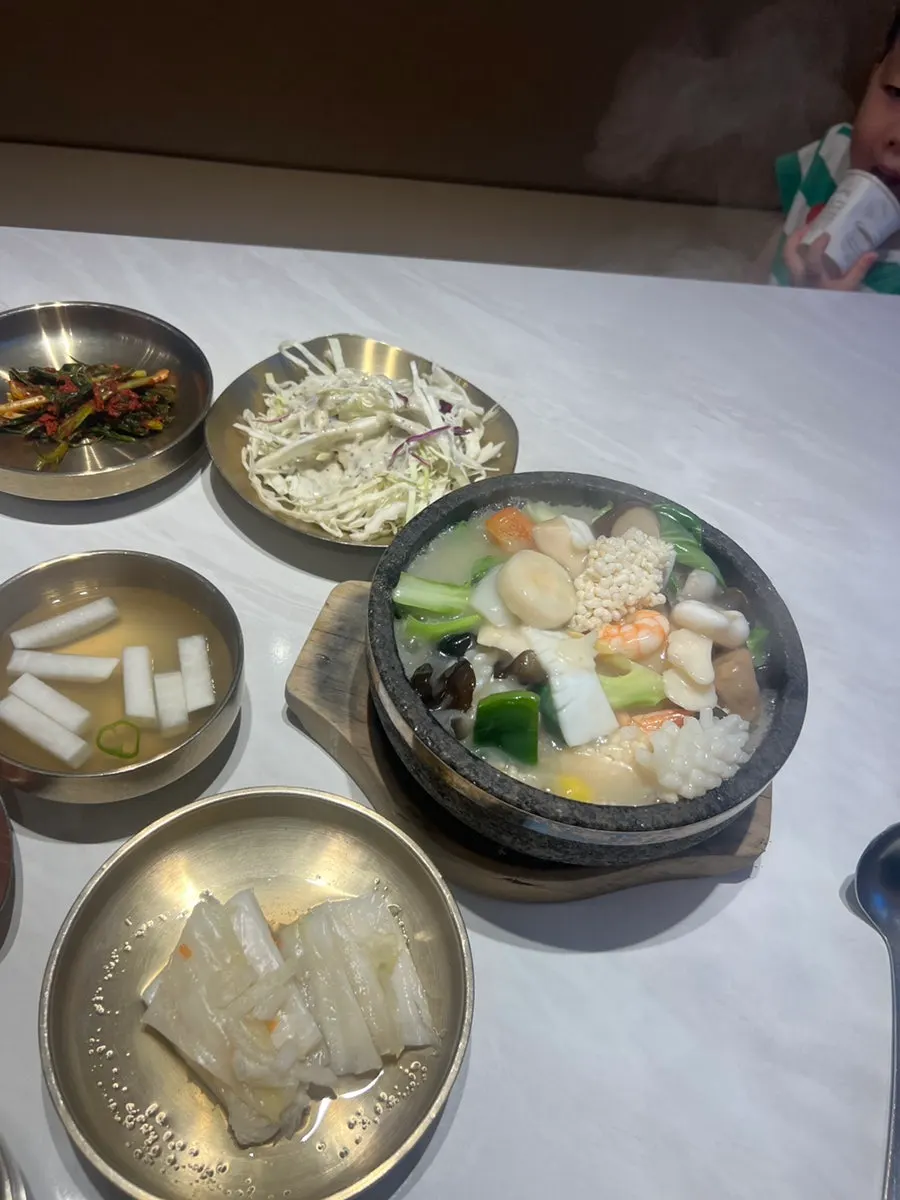 1인분씩 따로 조리된 뚝배기 누룽지탕