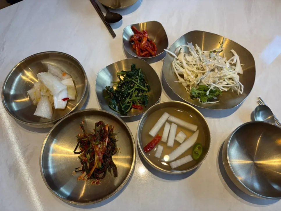 파김치와 백김치가 포함된 기본찬