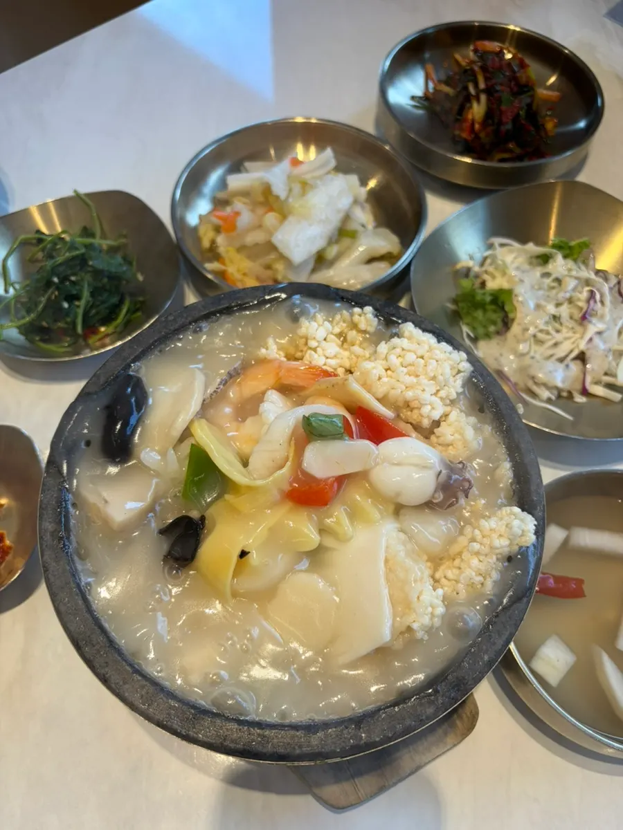 해물이 가득 올라간 해물누룽지탕 돌솥