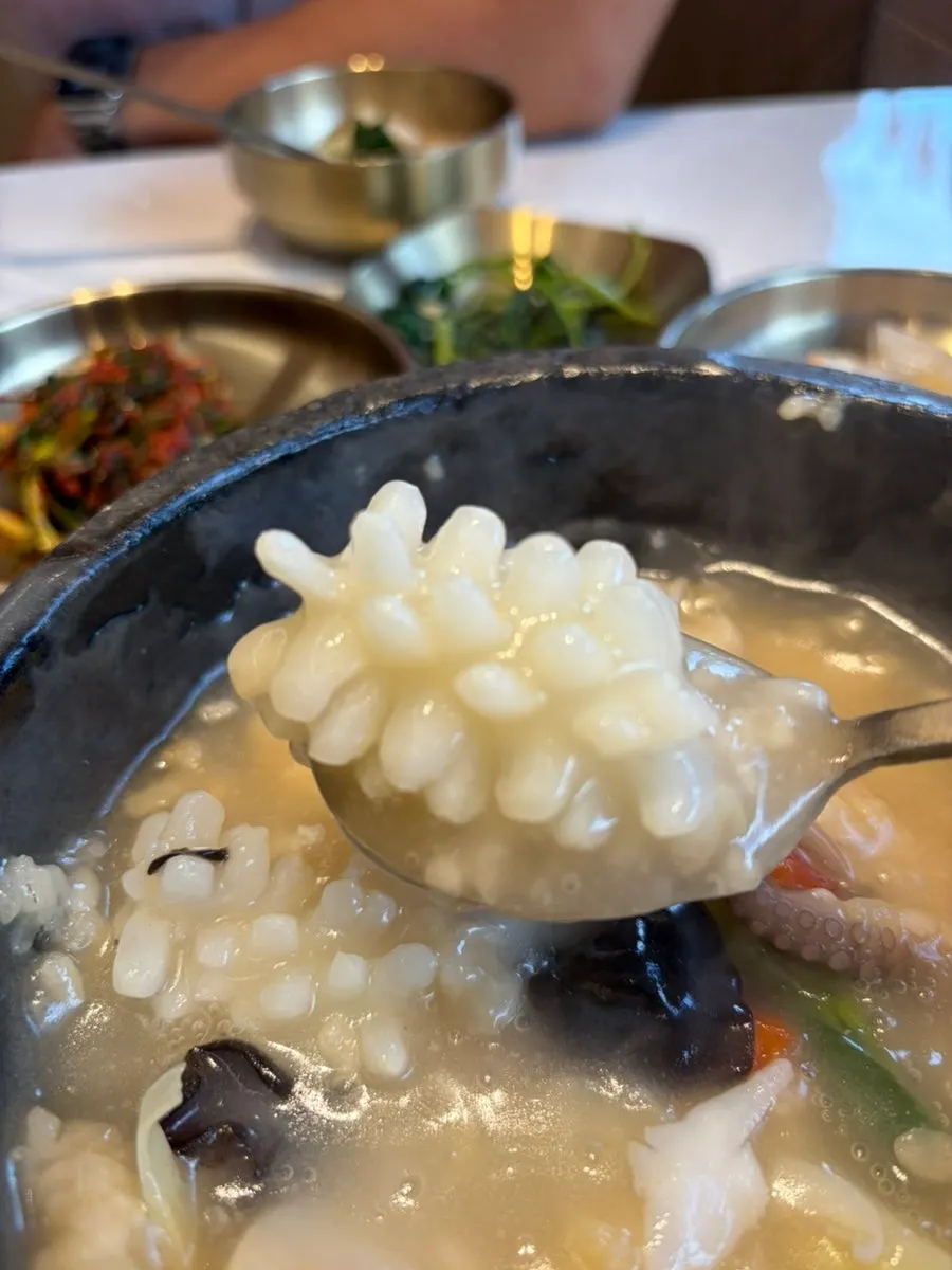 백김치를 곁들인 누룽지탕 한 그릇