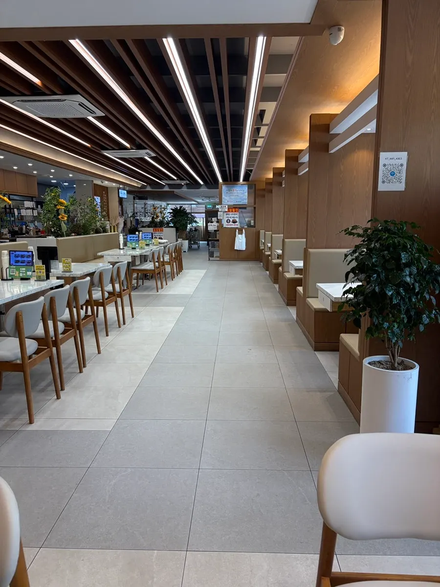 Interior view of the Chinese restaurant at Hanam Misa Main Branch