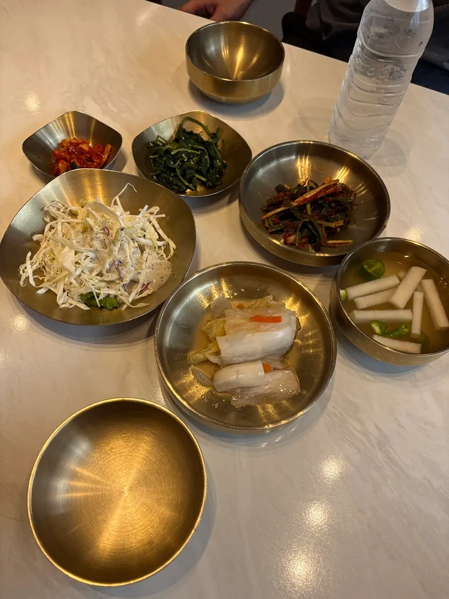 Table seating at O Hyeongje Hwangje Nurungjitang Hanam Misa Main Branch