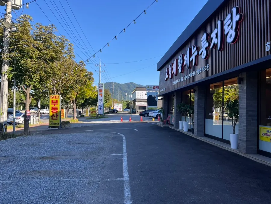 Ample free parking lot