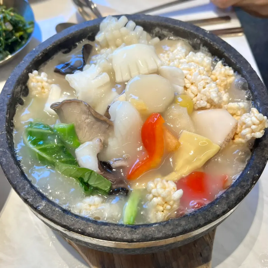 Broth being poured tableside into the nurungjitang