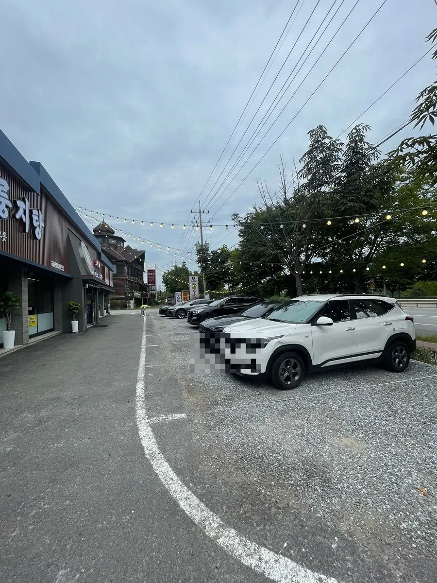 Parking area in front of the restaurant