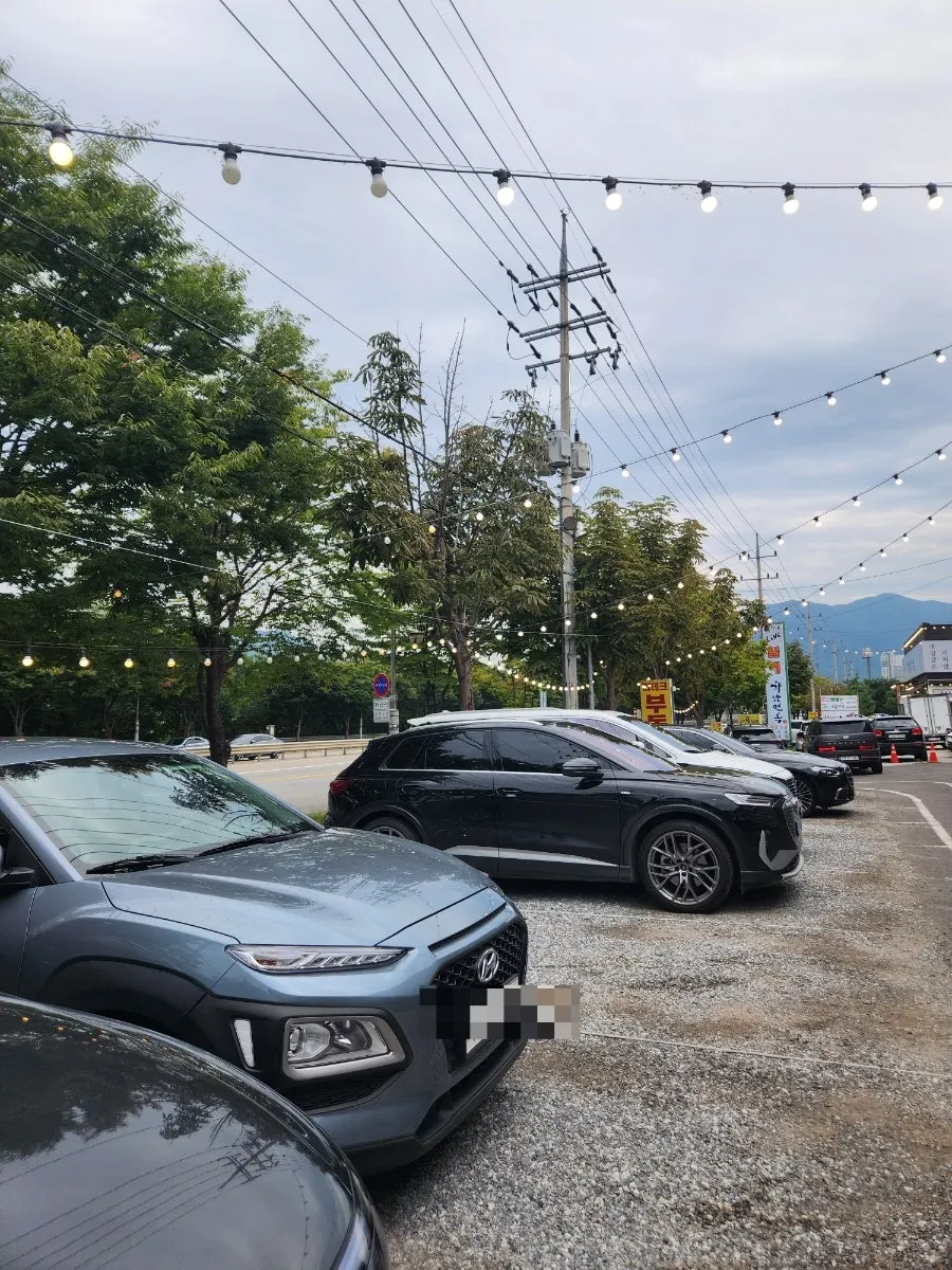 Exterior and parking area of O Hyeongje Hwangje Nurungjitang Hanam Misa Main Branch