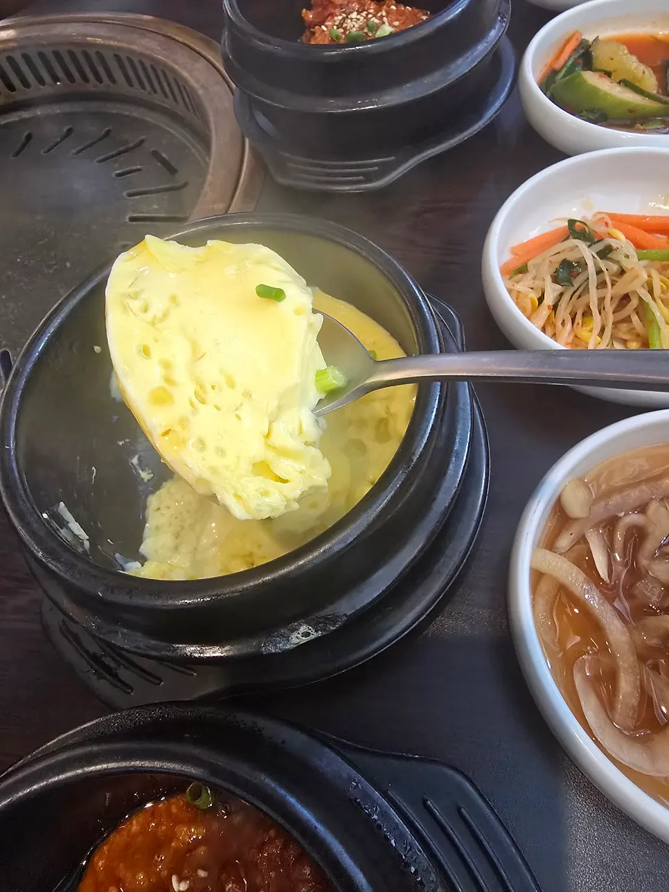 12첩 반찬이 깔린 쌈밥정식 상차림