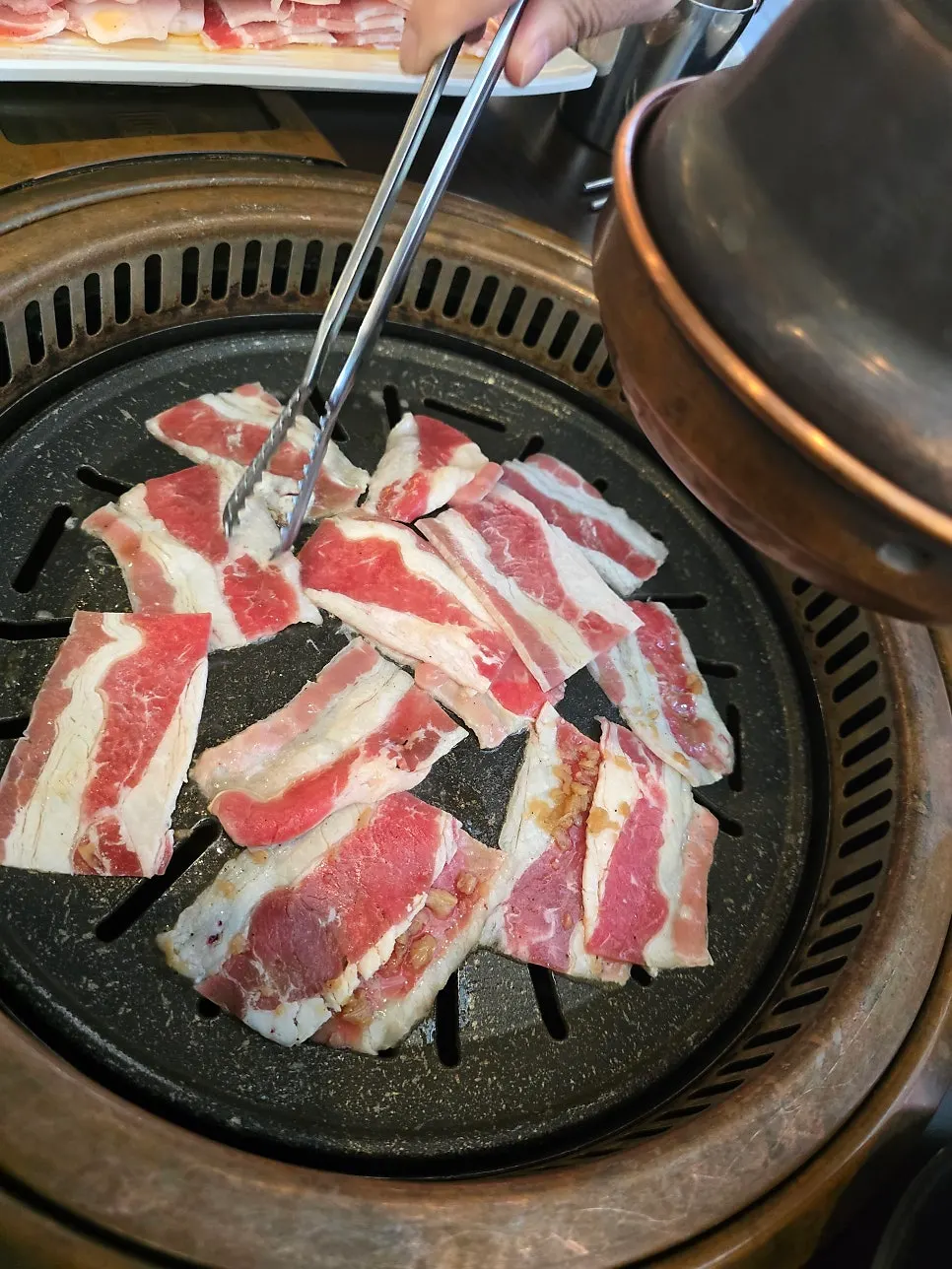 간장 양념에 재운 대패삼겹 한 접시