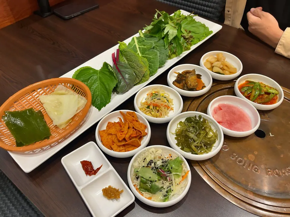 쌈채소와 12첩 반찬이 깔린 한상 세팅