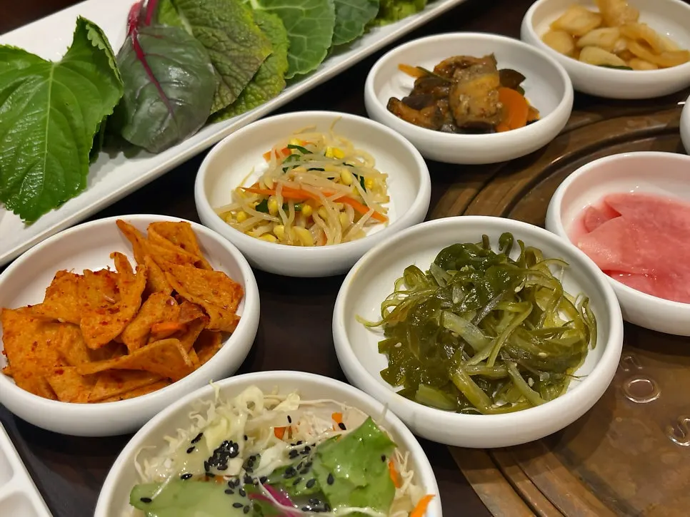 작은 종지에 담긴 여러 가지 반찬