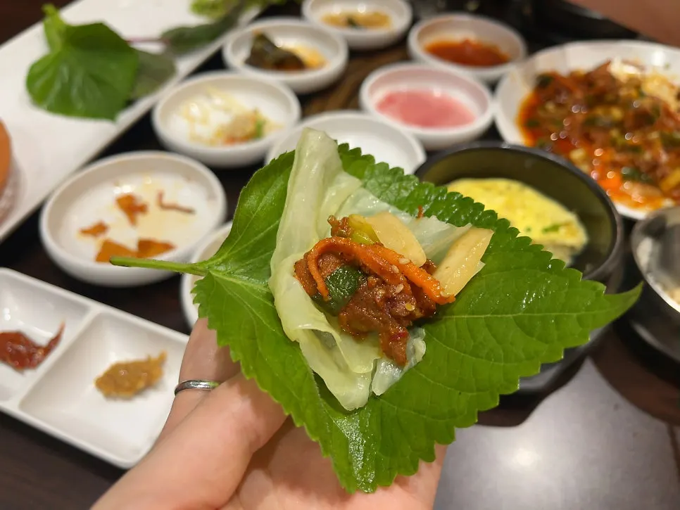 쌈에 밥과 제육을 올린 모습