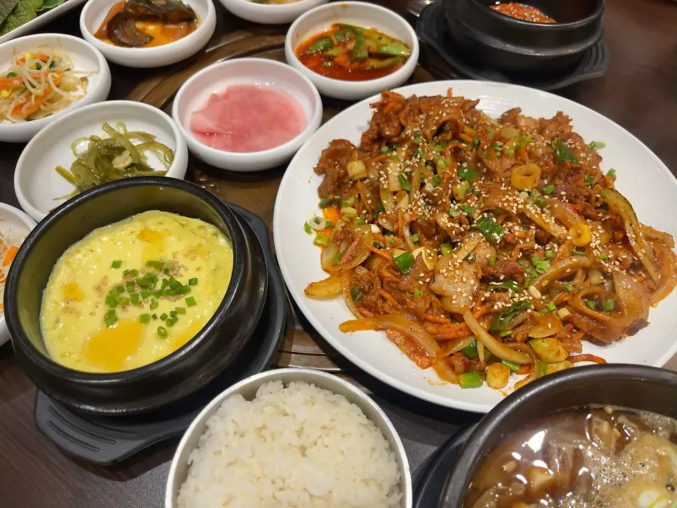 계란찜을 떠먹는 모습