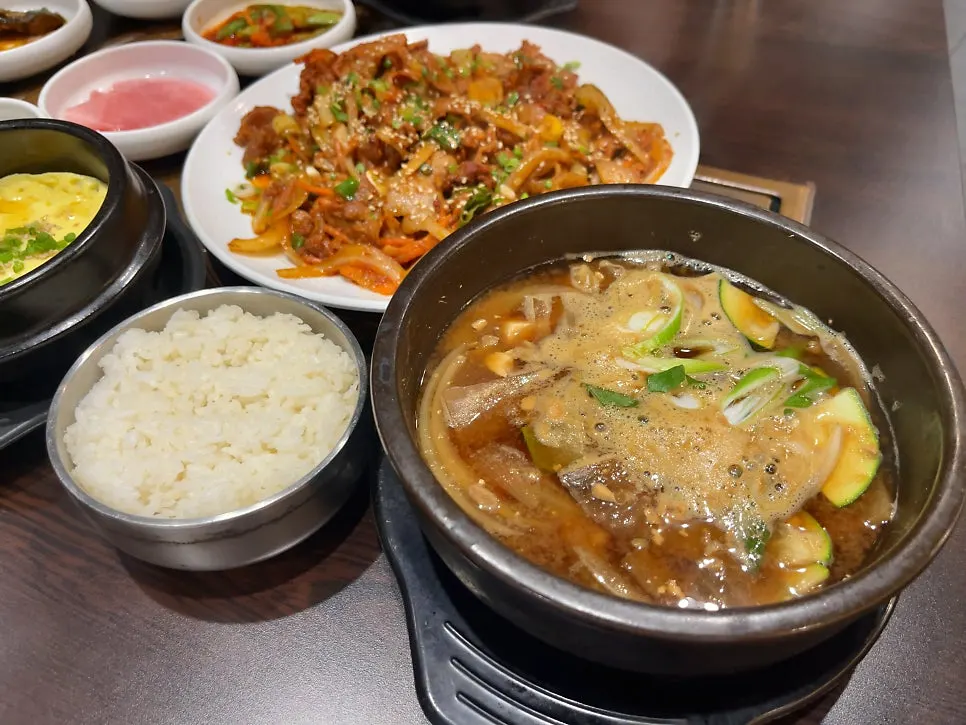 밥과 쌈, 된장국을 함께 놓은 한 상