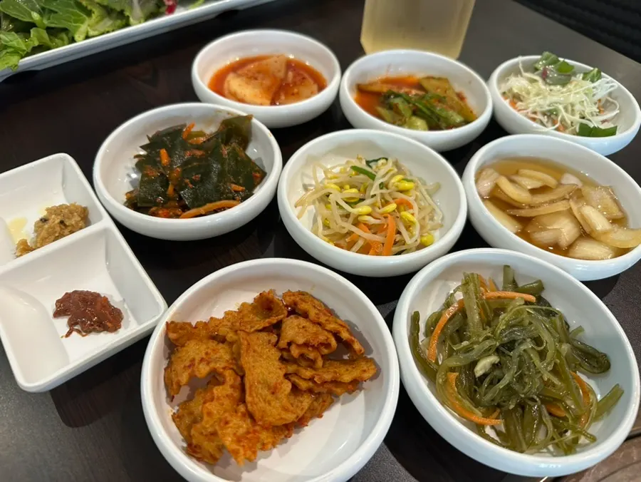 신선한 쌈채소와 다시마, 양배추 한 접시