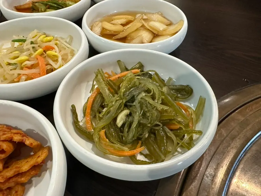 김치와 샐러드 등 밑반찬 접시