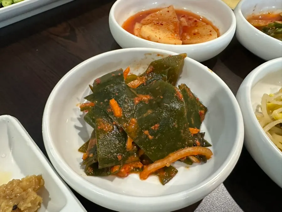 돌쇠쌈밥 반찬 여러 접시