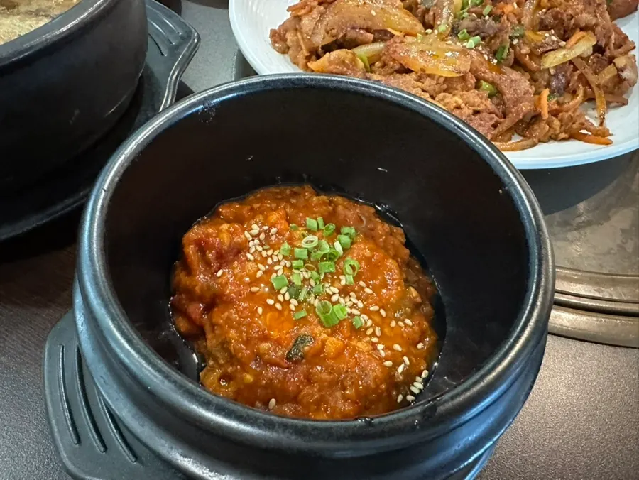 부드럽게 익은 제육볶음 클로즈업
