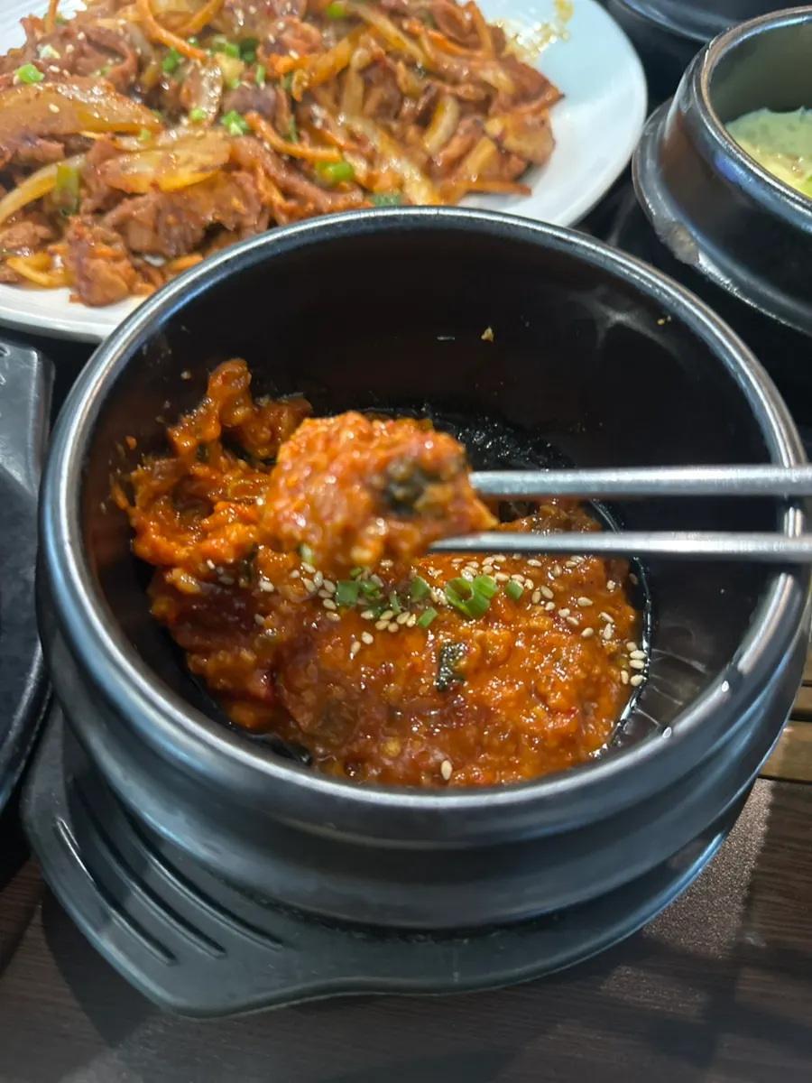 쌈채소와 함께 놓인 제육볶음