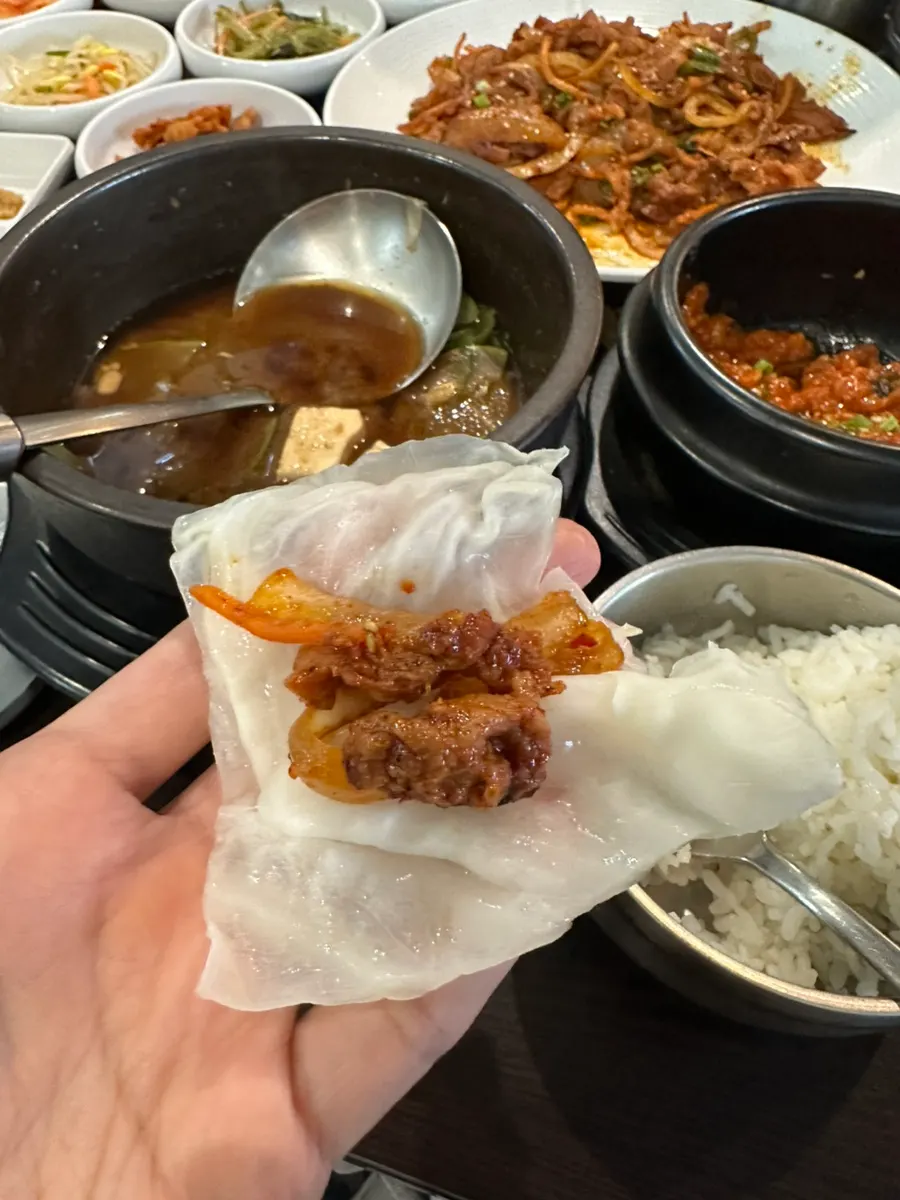 쌈채소에 제육과 해물쌈장을 올린 쌈