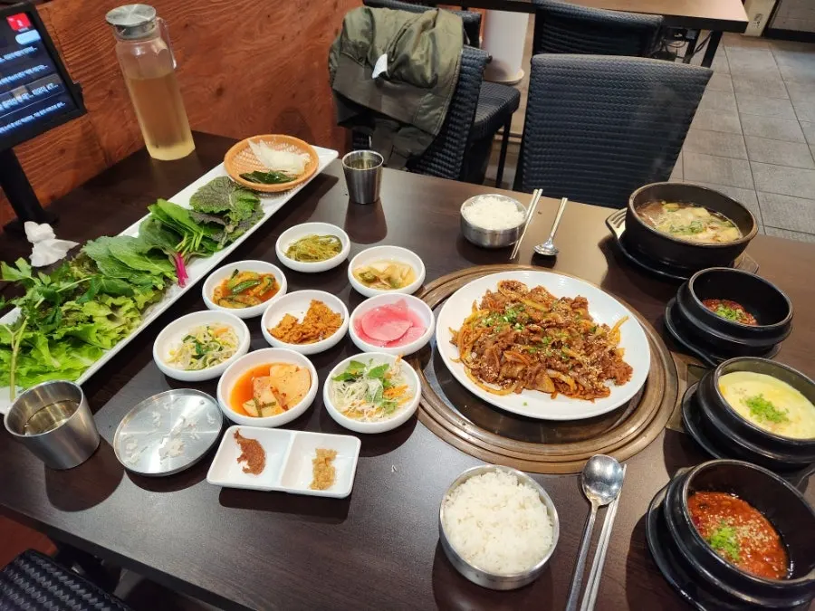 계란찜과 된장찌개가 포함된 한 상