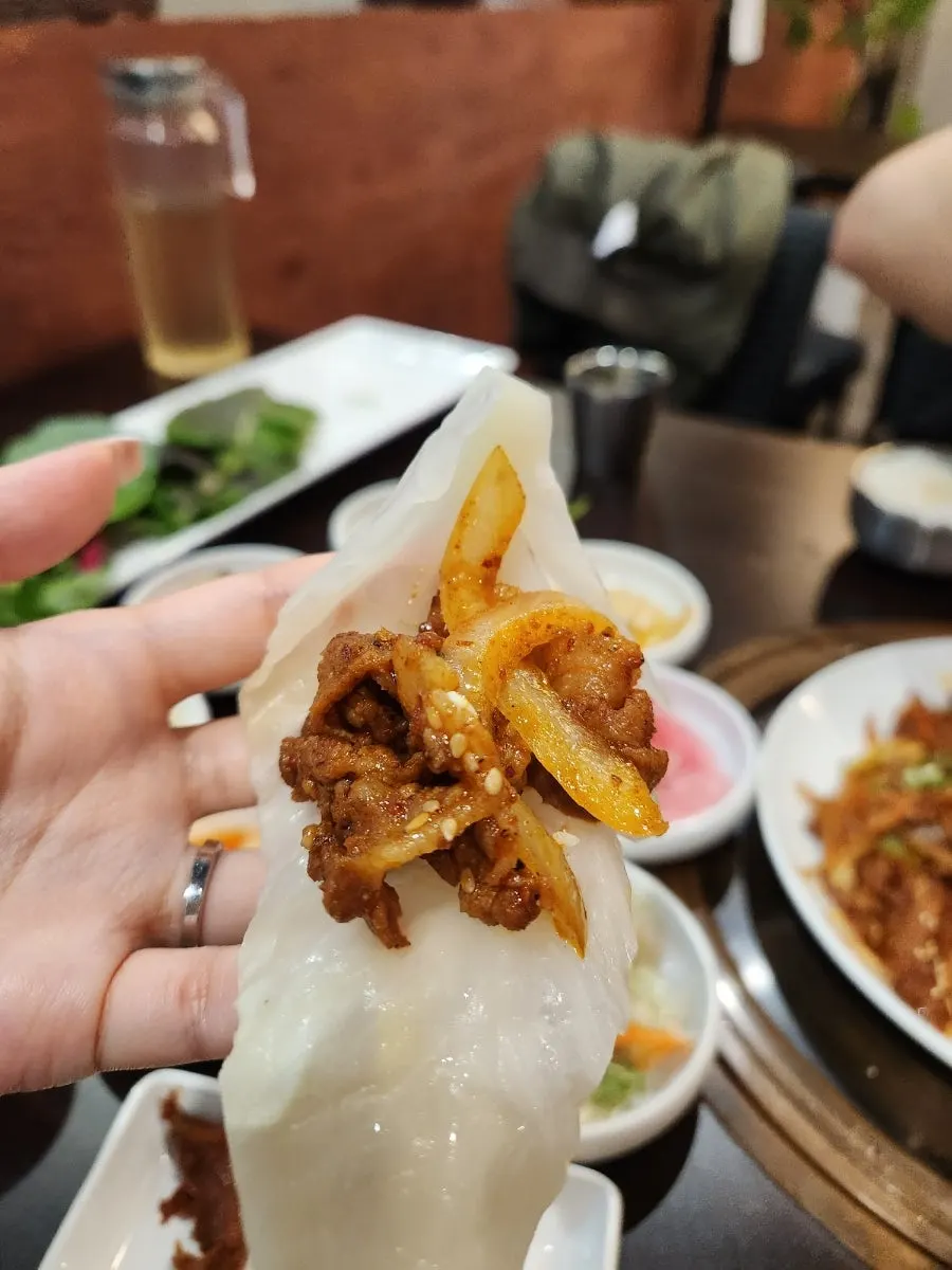 양념이 배인 제육볶음 클로즈업
