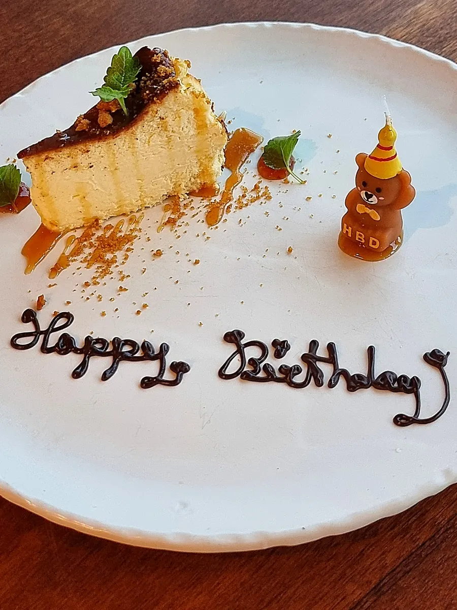 곰돌이 초를 올린 치즈케이크와 생일 레터링