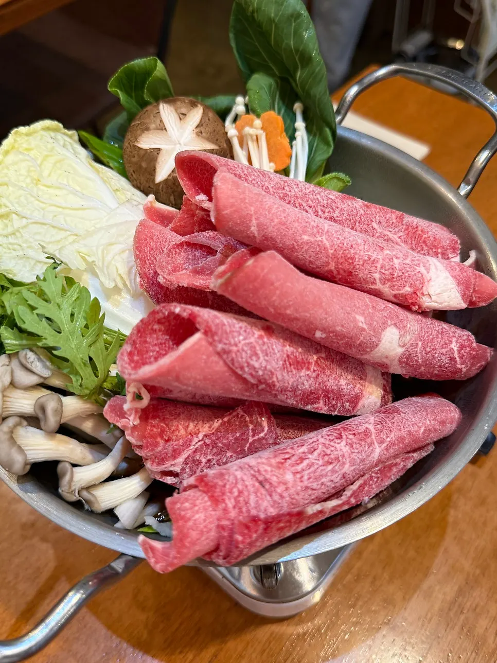 Sukiyaki gaya Kanto dihidangkan dalam periuk