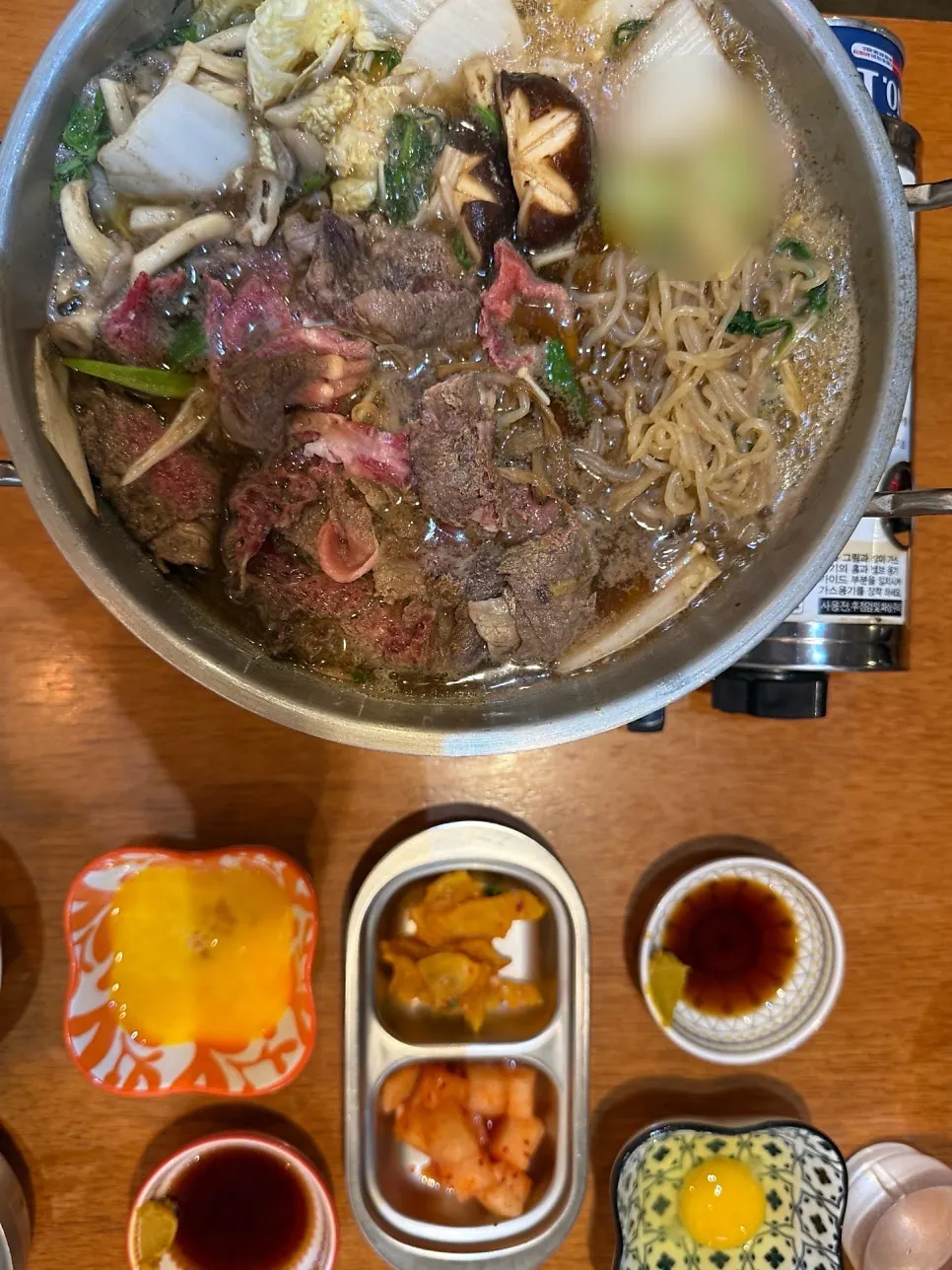 Sukiyaki dengan daging lembu, cendawan, ssukgat, dan gonyaku