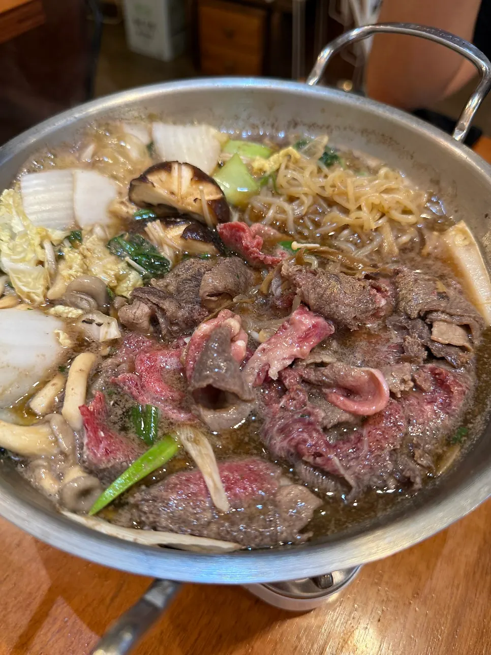 Periuk sukiyaki sedang mendidih