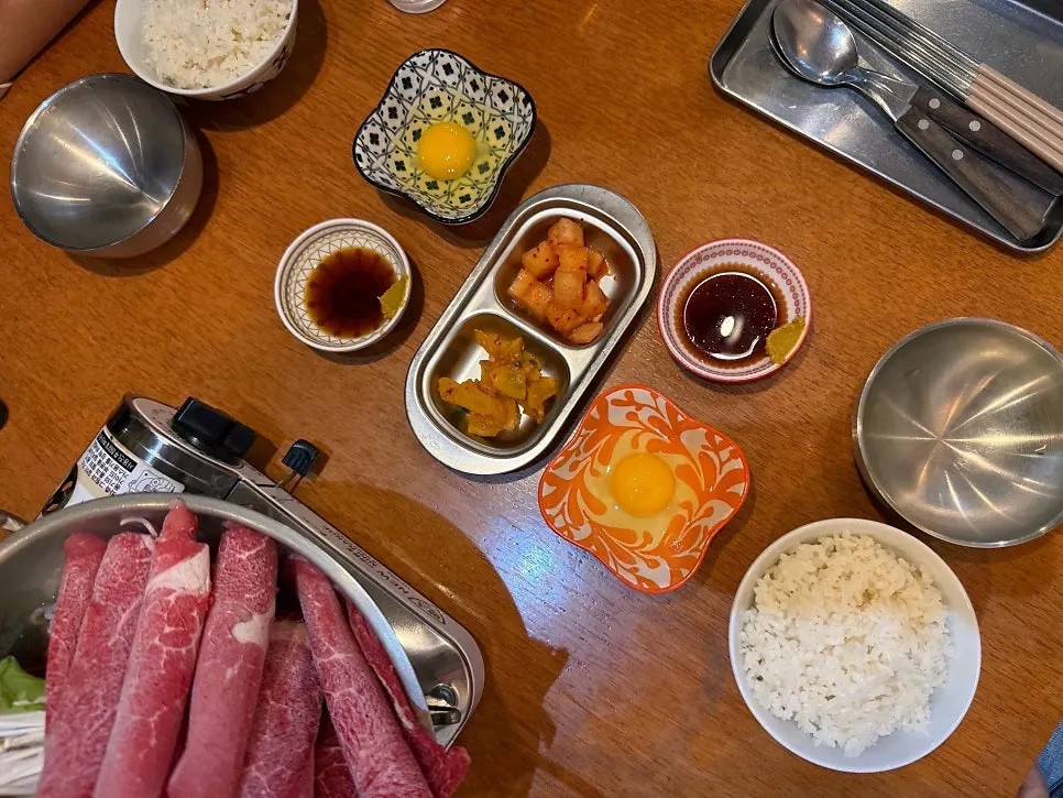 Sos soya mustard dan telur yang dihidangkan bersama sukiyaki