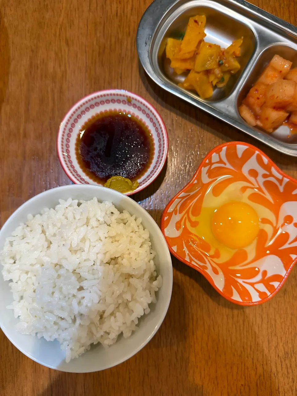 Daging sukiyaki dicelup ke dalam telur