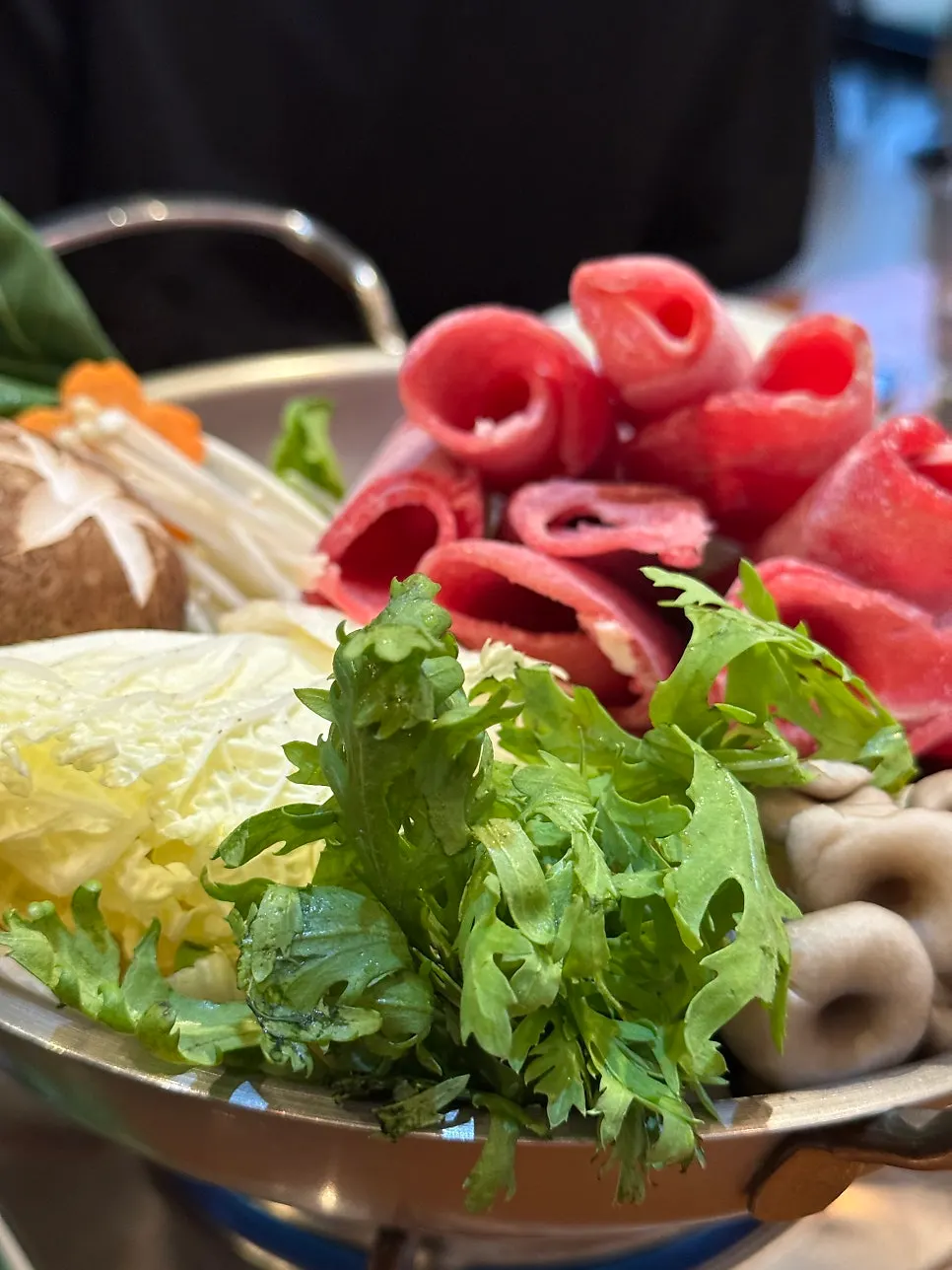 Sukiyaki dimakan seperti deopbap selepas telur dituang ke dalam periuk